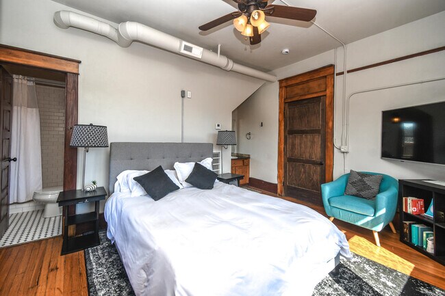 Building Photo - 115 E University St