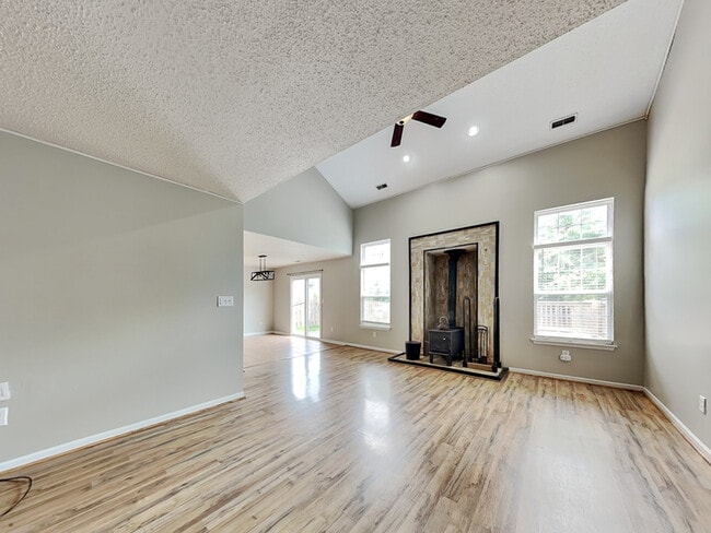 Building Photo - 15382 Ten Point Dr