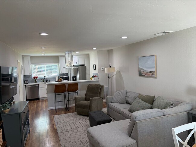 Foto del edificio - 808 Laurelwood Ct