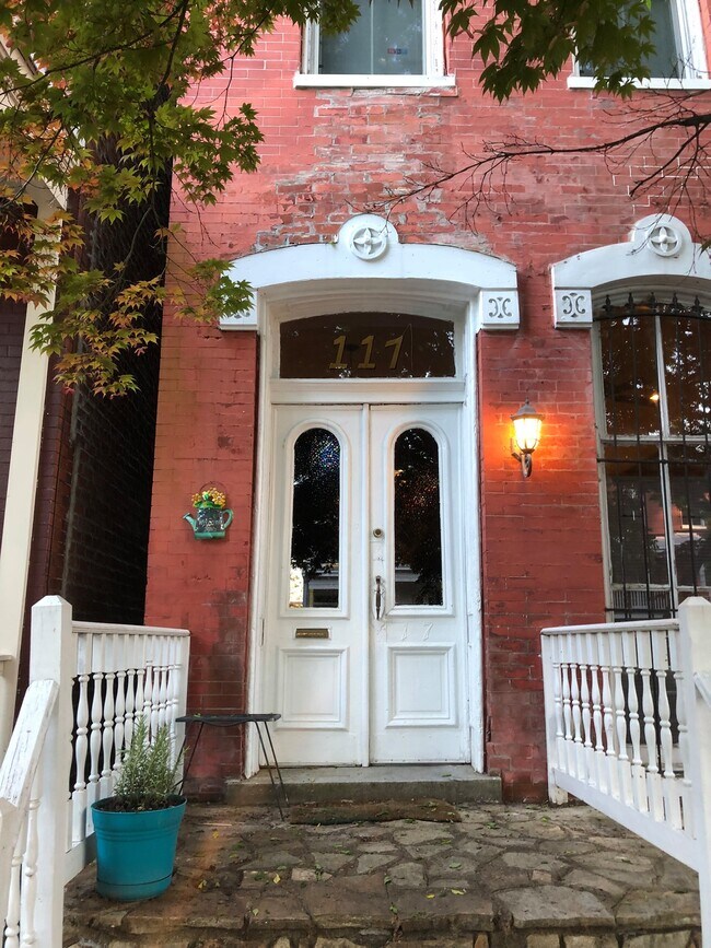 Building Photo - 117 W Clay St