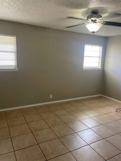 Foto del edificio - 1107 N Nolan River Rd