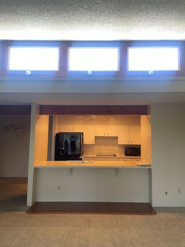 Building Photo - Skyline Townhouse