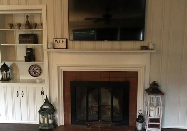 Foto del edificio - Spacious 3-Bedroom Brick Home with Firepla...