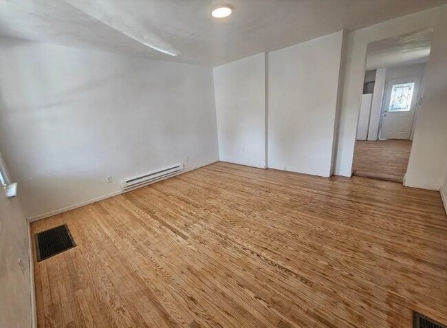 Building Photo - 807 Hazlett Ave