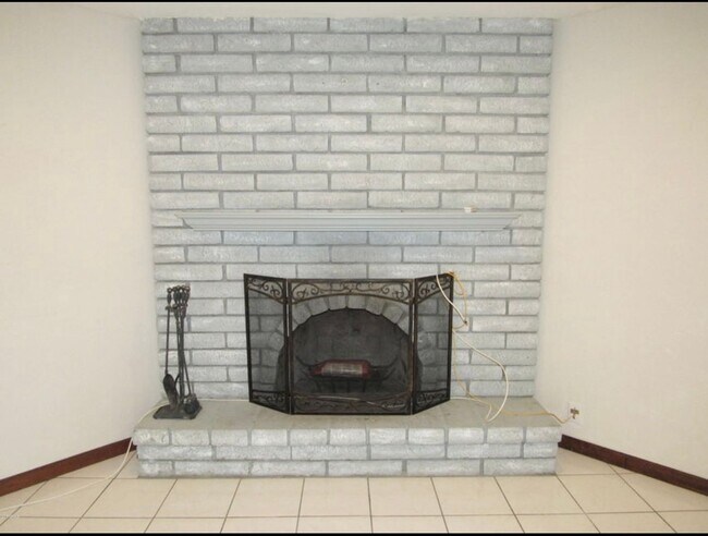 Building Photo - Charming 3 bedroom/2 bath single level hom...