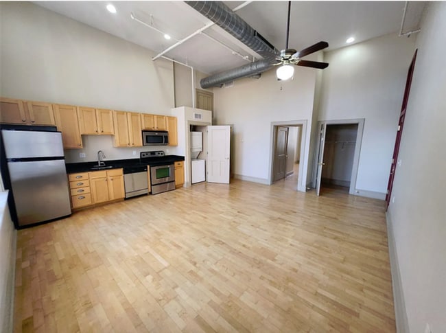 Building Photo - Two Bedroom Two Bathroom Apartment!