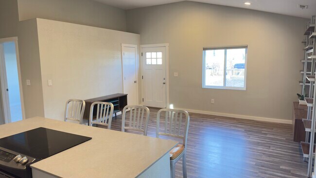 Vista desde la cocina hacia la puerta principal y la sala de estar. - 521 Perry St
