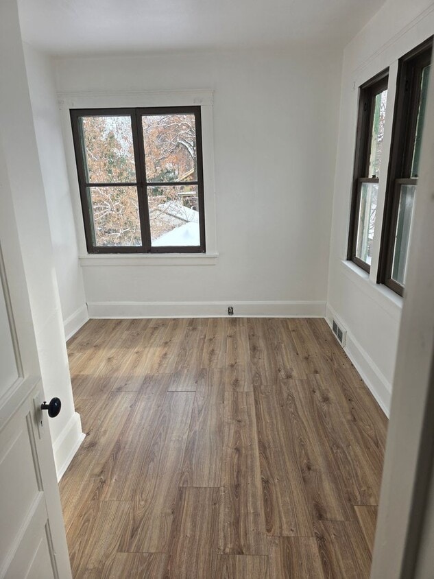 Building Photo - 402 S Gardiner Ave