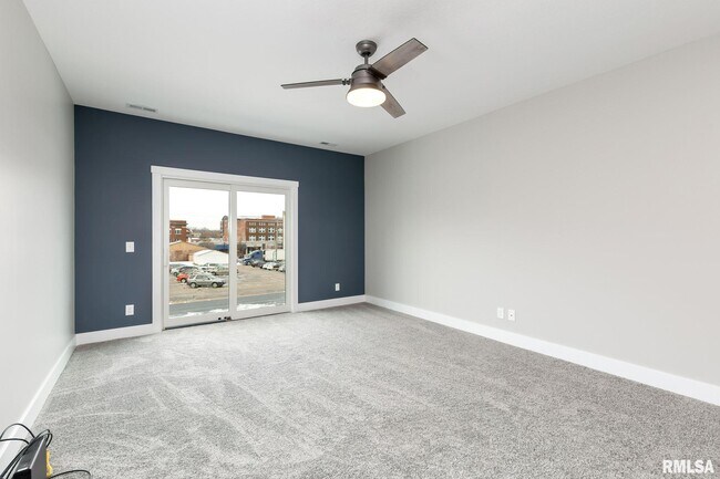 Building Photo - 1302 6th Ave