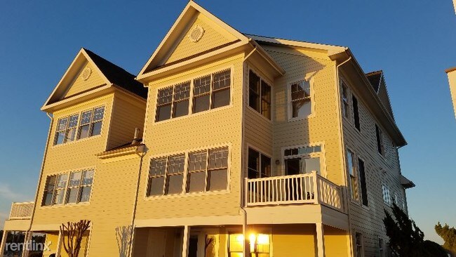 Building Photo - 4 br, 4 bath Townhome - 566 Riverside Drive