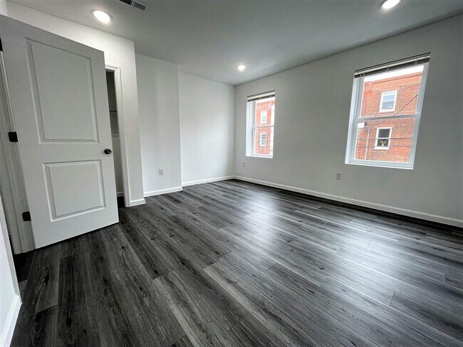 Building Photo - 1215 S 13th St