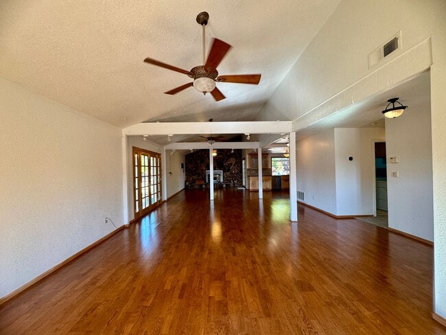 Building Photo - 2555 Westridge Dr