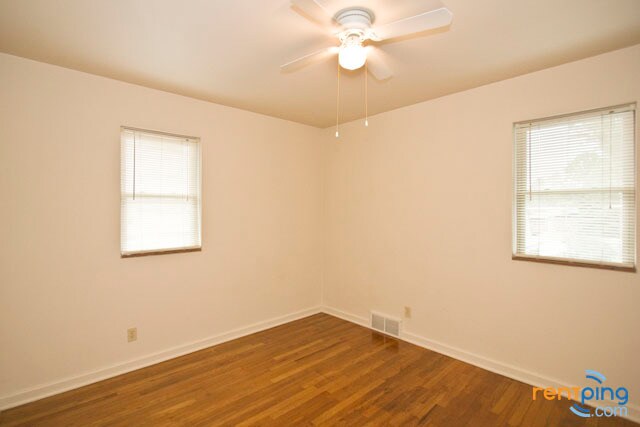 Foto del edificio - 2 Bed 1 Bath Apartment Wood Floors