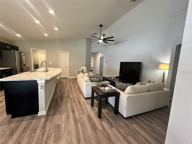 Foto del edificio - 6911 Gideon Cir