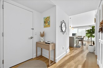 Building Photo - 77 Hudson St