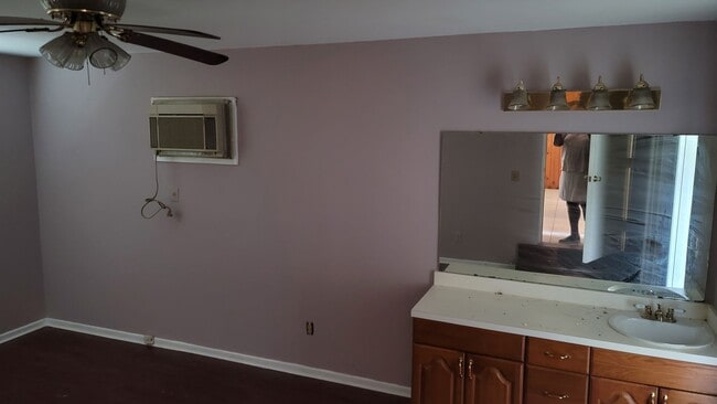 Building Photo - 4 Bedroom, 2 bath in Orlando. Fenced in ya...