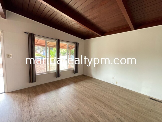 Building Photo - Two Bedroom One Bath Off-Street Parking Sh...