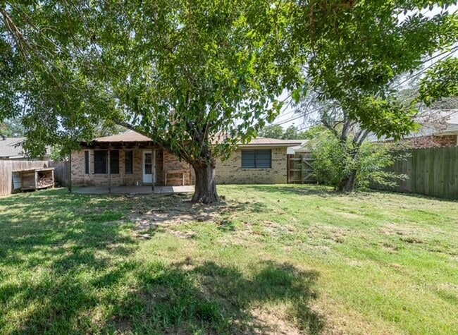 Building Photo - Bryan, 3 Bedroom 2 Bath Home!!! Covered ba...