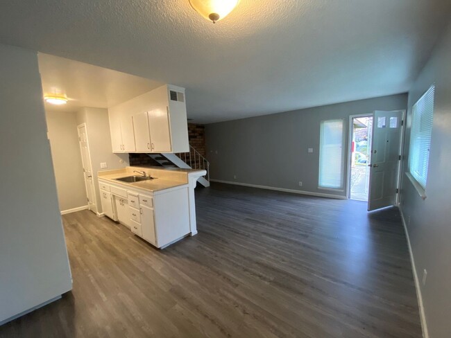 Building Photo - Remodeled 2 Bedroom Condo with Garage