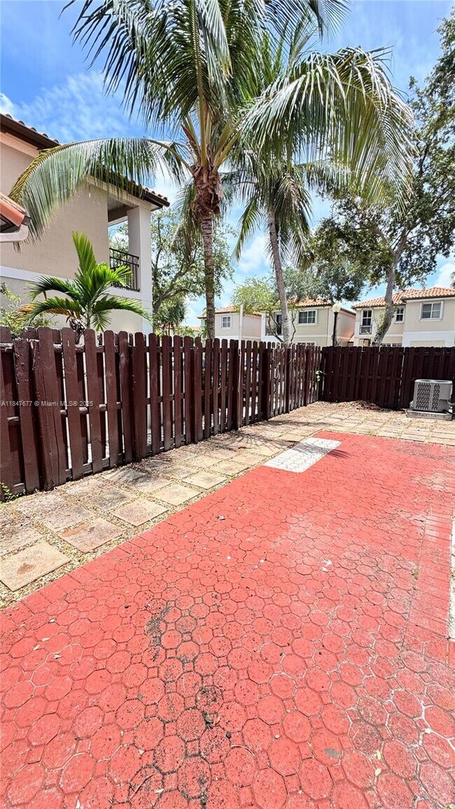 Foto del edificio - 8337 NW 142nd St