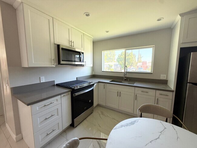 Foto del edificio - 8431 Oso Ave