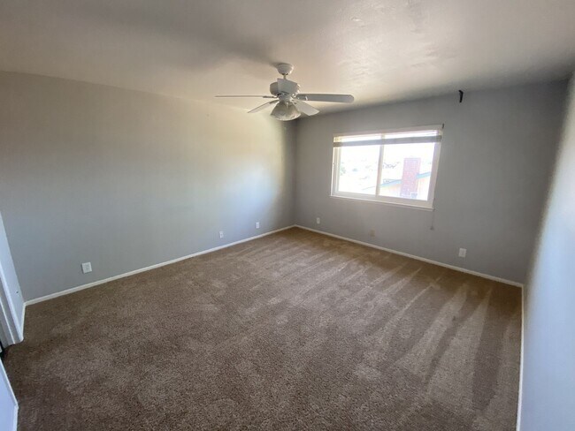 Foto del edificio - Private Room with Ensuite Bath in Lompoc