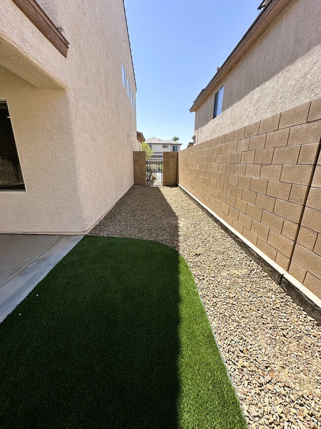 Foto del edificio - 2664 Strichen Ave