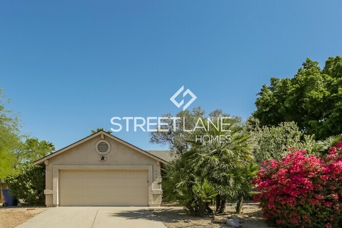 Primary Photo - Gorgeous 3 bdrm, split floorplan with pool!