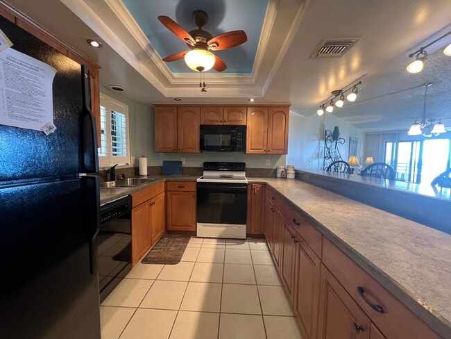 Building Photo - Beachfront oasis 2 bedroom/2 bathroom Condo