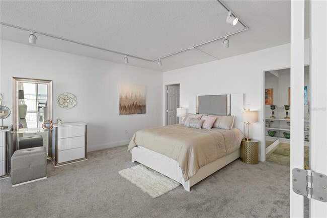 Building Photo - 100 Pierce St