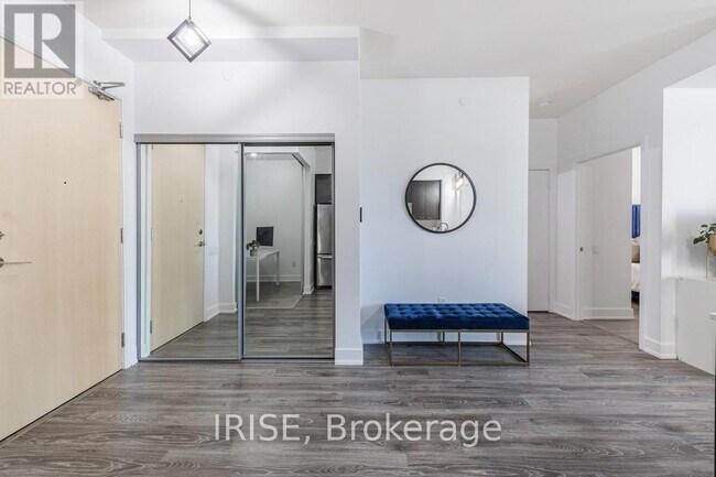 Photo du bâtiment - 30 Roehampton Ave