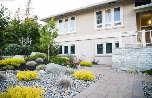 Primary Photo - 27925 EDGECLIFF WAY