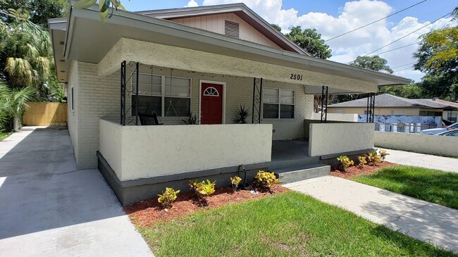 Building Photo - South Tampa 3/2 Bungalow