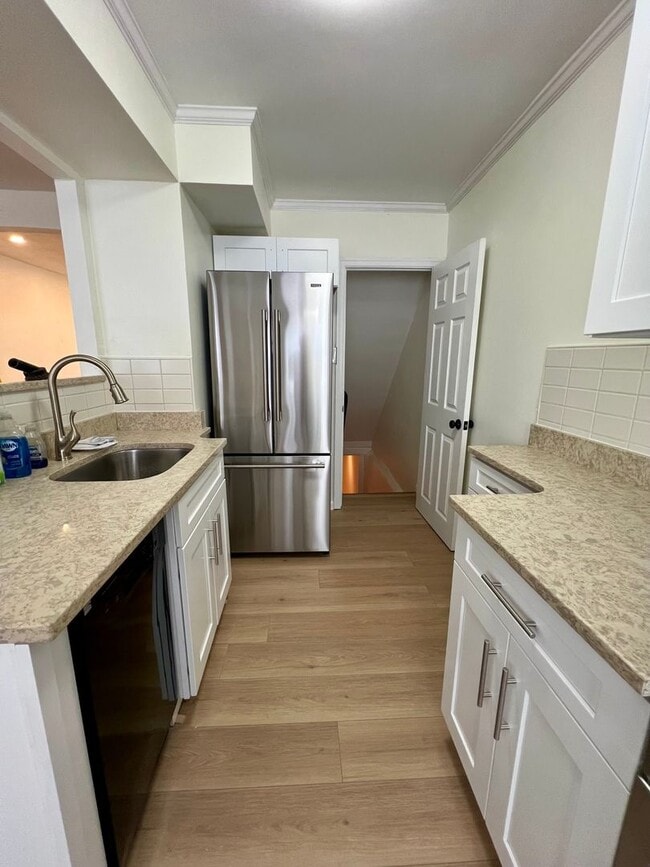 Building Photo - Newly Renovated 3-Bedroom Townhome with Fi...