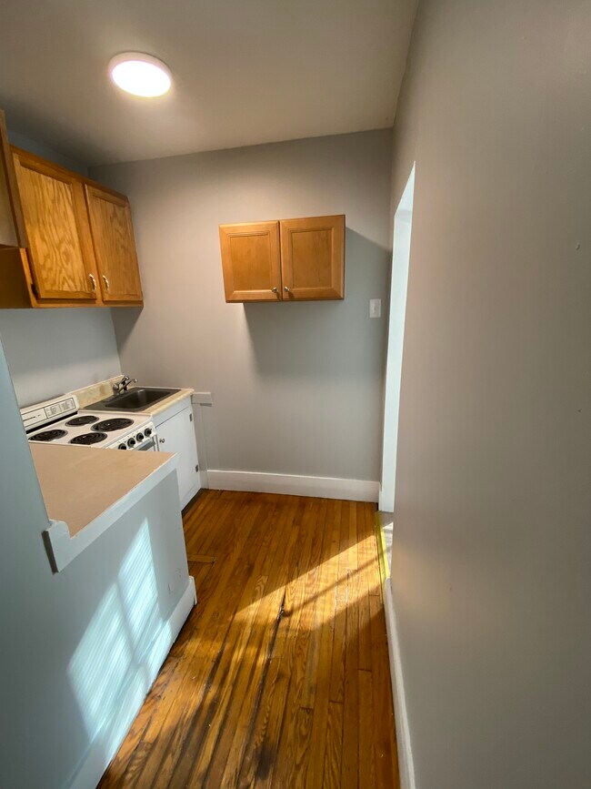 Kitchen - 1238 Memorial Ave