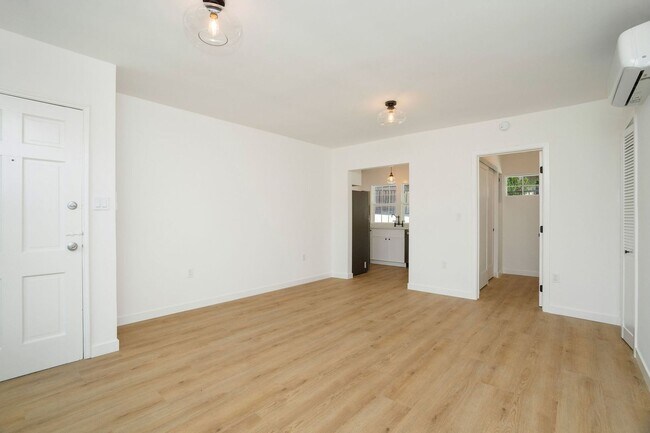 Foto del interior - 2053-2067 N. Argyle Ave