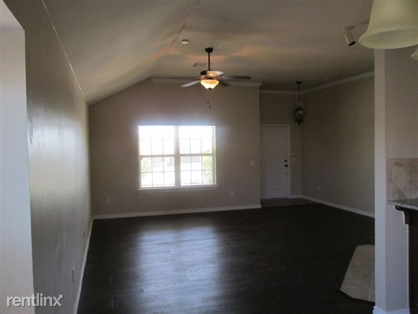 Building Photo - 15817 Carriage House Rd
