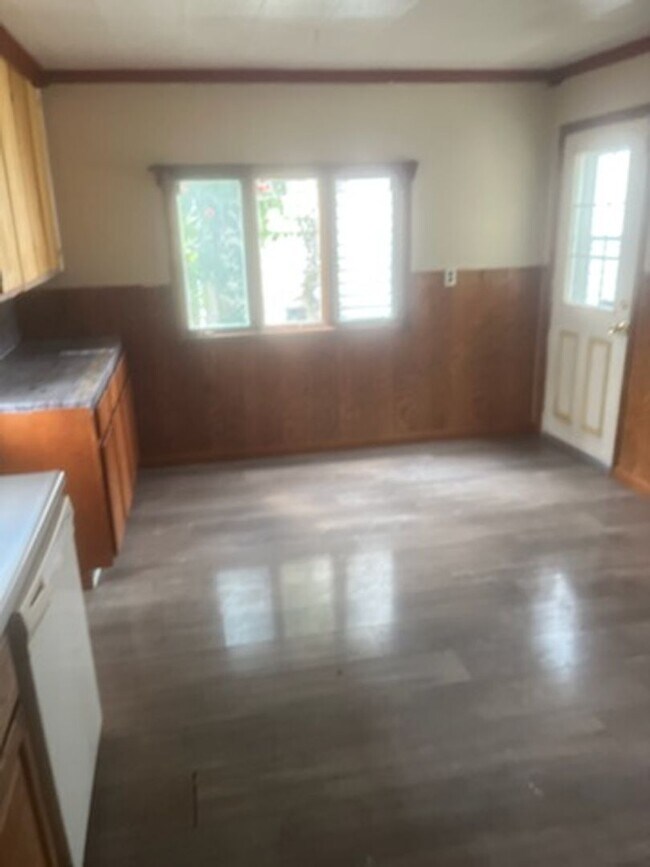 Building Photo - Cute 2 Bedroom Located in North Toledo