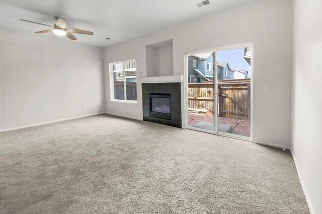 Amplio salón/comedor - 14700 E 104th Ave