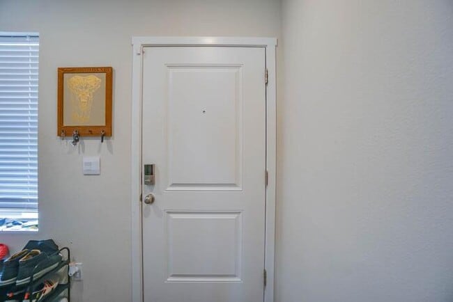 Foto del edificio - NEWER THREE BEDROOM WITH GARAGE