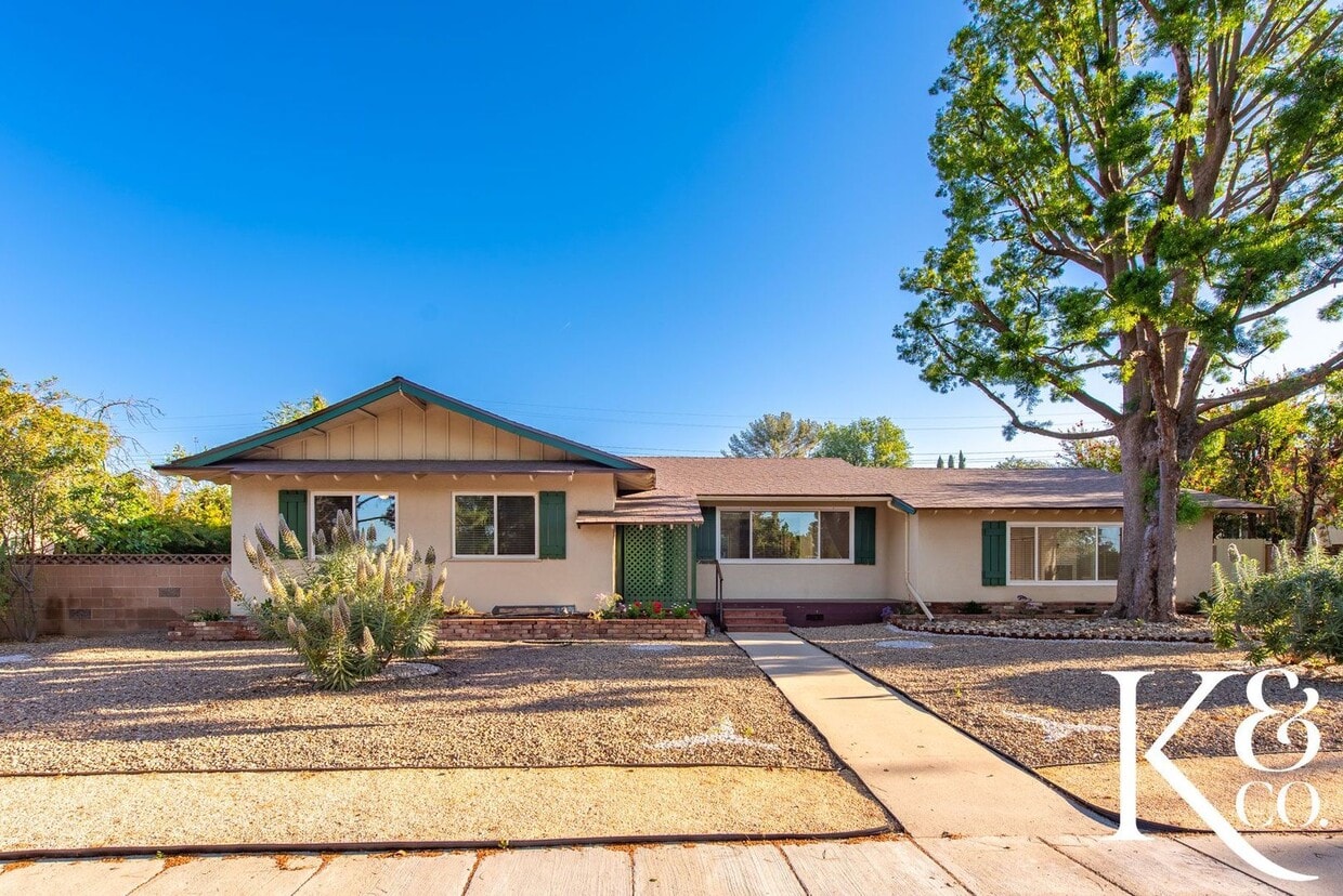 Foto principal - Charming 3-Bedroom Home with Pool in Prime...