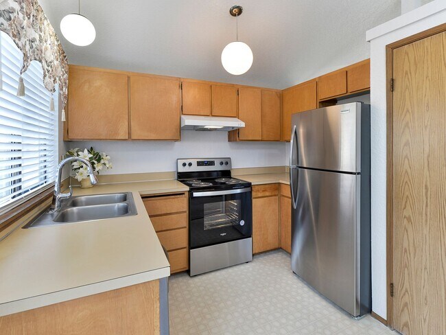 Building Photo - Application Pending - Spacious 3 bedroom 1...