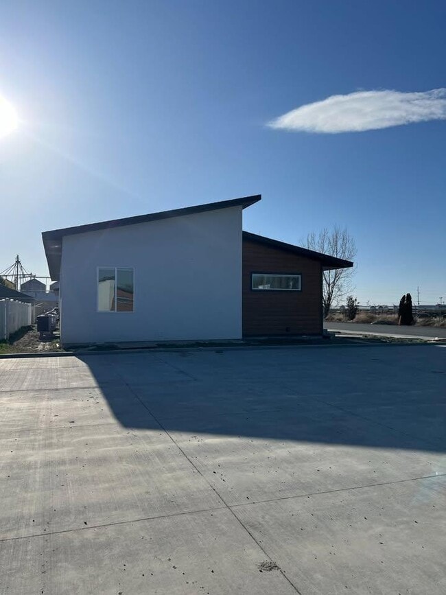 Building Photo - 701 Yale Ave