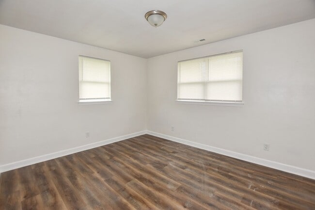Building Photo - 936-938 Schumann Dr