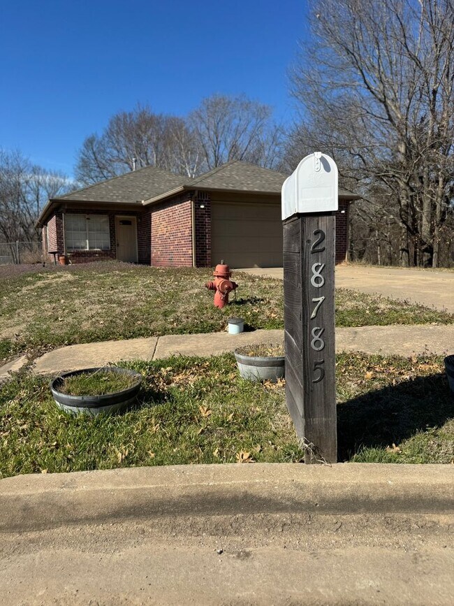 Foto del edificio - Charming 3 Bed / 2 Bath Home in Coweta – Spacious Lot + Creek Access!