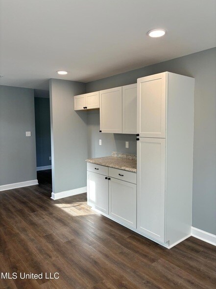 Foto del edificio - 8468 Cedarcrest Dr