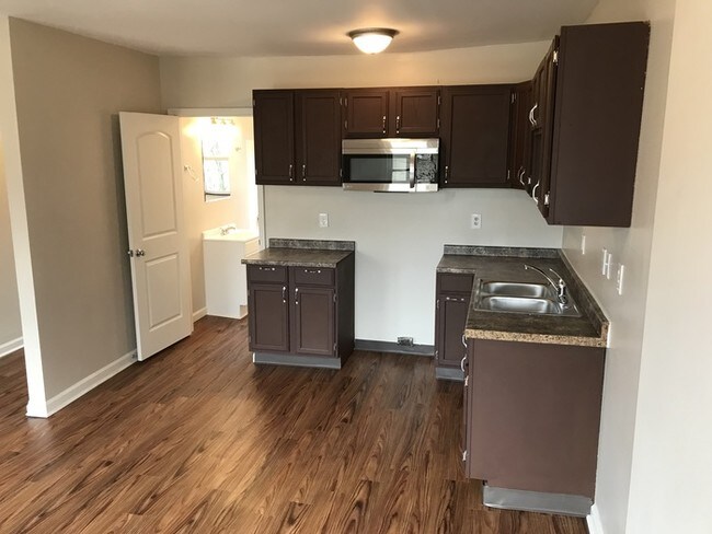 Building Photo - Beautiful 2 bedroom 1 bathroom apartment