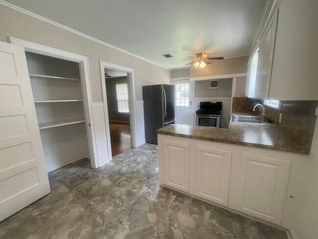 Foto del edificio - Broadmoor Gem! Move In Ready So Hurry!