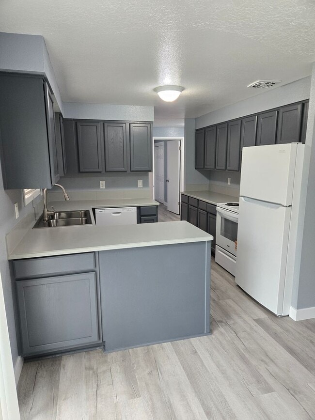 Building Photo - All like NEW Inside ! Great walk & bike sc...