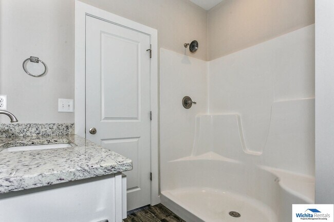 Foto del edificio - Newer 3 bedroom 3 bath Duplex in Goddard